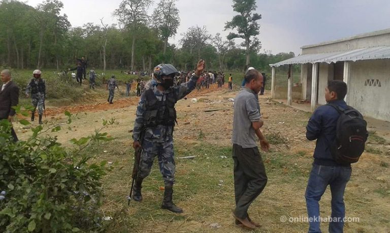 नेपालीका घरमा पसेर भारतीयको लुटपाट, बाख्रासमेत छाडेनन्