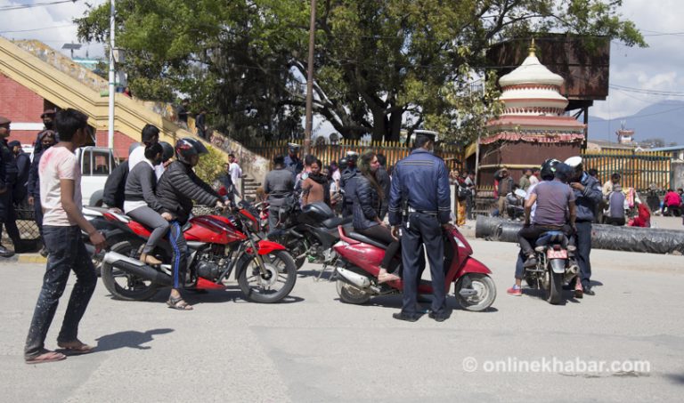 होलीलाई मर्यादित बनाउन प्रहरीको चेकिङ