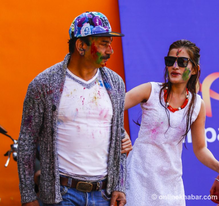 भूवनको हात समात्दै जीयाको होली
