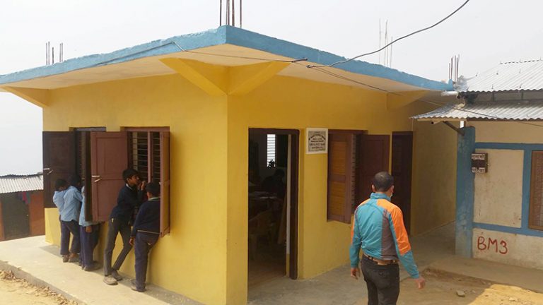 एनआरएन स्पेनले बनायो भूकम्पले क्षतिग्रस्त बिद्यालय