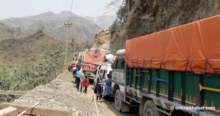 पहिरोपछि नारायणगढ मुग्लिन सडक एकतर्फीमात्र सञ्चालन