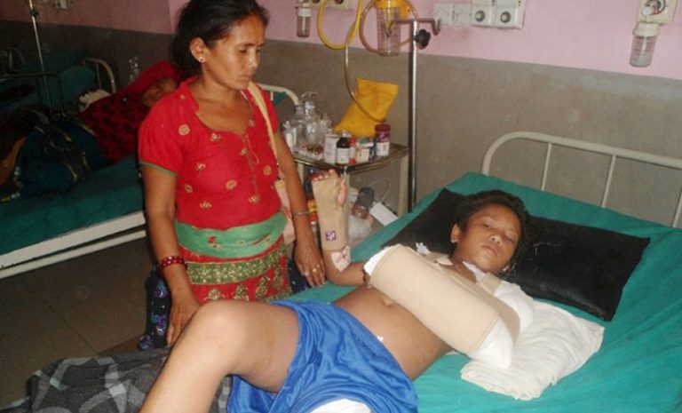 गोहीको आक्रमणबाट भाग्यले बाँचेका अर्जुन खुसी बोकेर घर फर्के