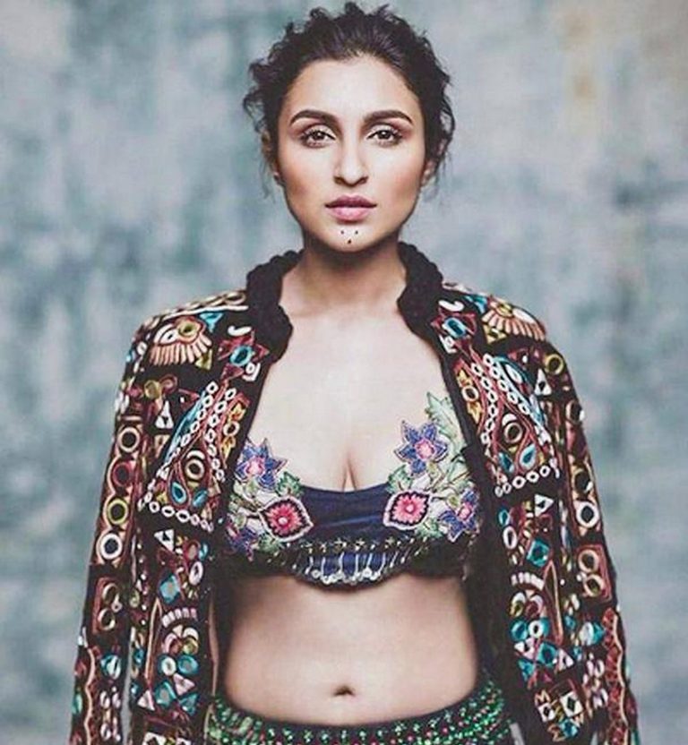 कसले उठायो परिणितीको स्कर्ट ?