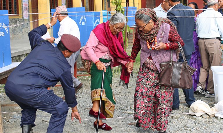 पोखरामा मेयरका प्रत्यासीले गरे मतदान (तस्वीरसहित )