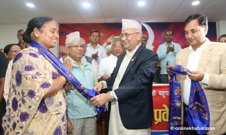 राजपा कोषाध्यक्ष नै एमालेमा प्रवेश, ओलीले भने-एमालेविरुद्ध फैलाइएको भ्रमको जवाफ हो