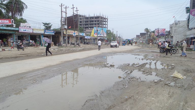 बिराटनगरका सडकमा दुःख : मोटरसाइकलबाट ३ किलोमिटर यात्रा गर्न ३० मिनेट