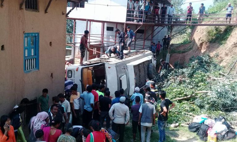काभ्रेको पाँचखालमा बस दुर्घटना, घाइते २६ मध्ये ४ गम्भीर