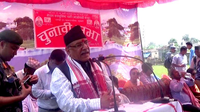 धनगढीबासीलाई प्रचण्डको आश्वासनः माओवादीलाई भोट दिए महानगर बनाउँछु