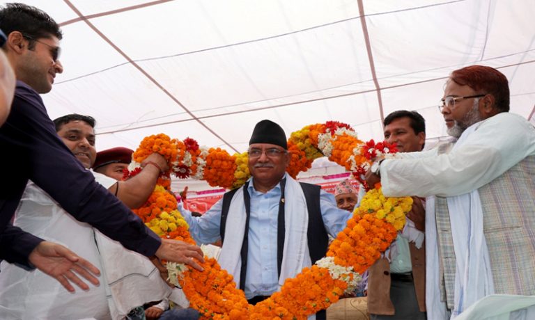 बाँकेमा प्रचण्डलाई २५ किलोको माला
