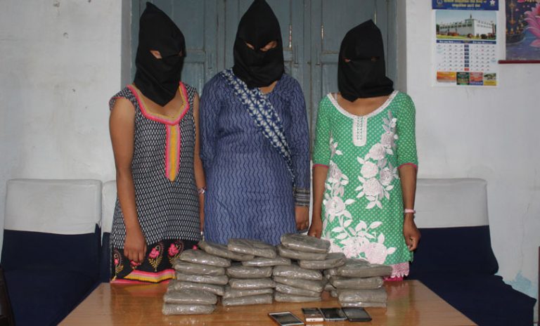 साढे दुई करोड मूल्य बराबरको अफिमसहित तीन युवती पक्राउ
