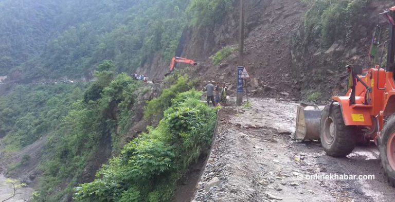 पहिरोले अबरुद्ध नारायणगढ-मुग्लिन सडक खुल्यो