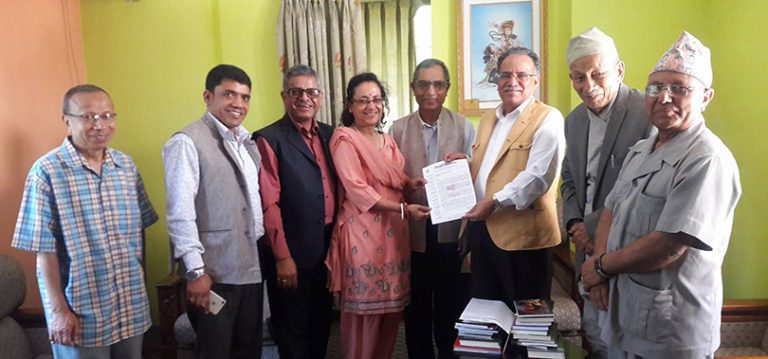 पुरस्कारको लेनदेनः १० लाख दिएपछि प्रचण्डलाई ‘देवकोटा सम्मान’
