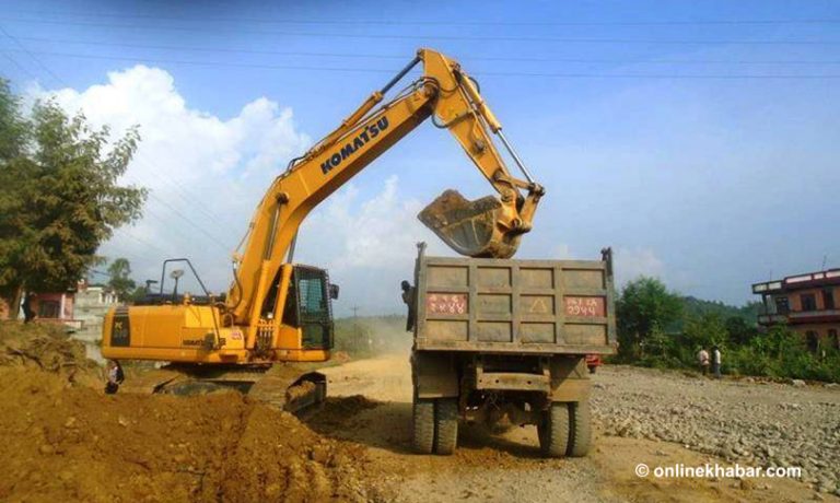धवलागिरि गाउँपालिकाका बासिन्दाले चन्दा उठाएर किने डोजर