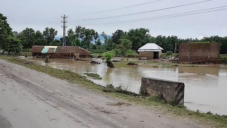 सप्तरीमा डुबानमा परेका घर भत्किए