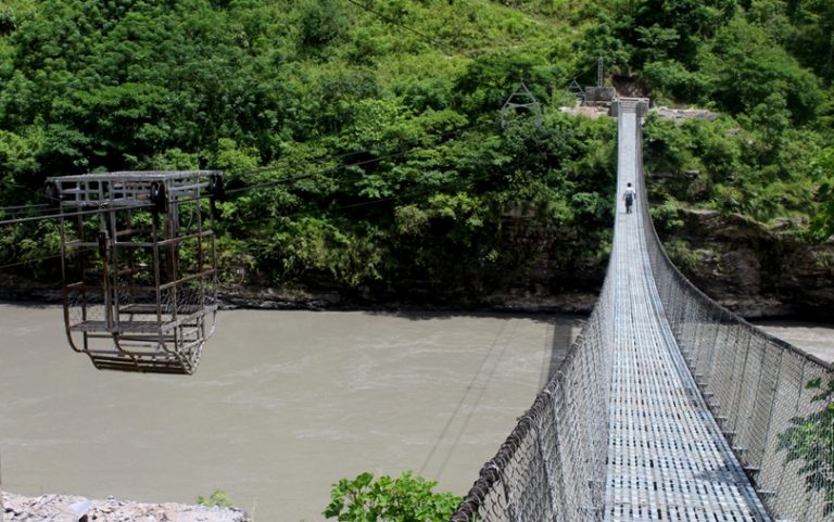 झण्डै सात करोड खर्चेर पर्वतमा बन्ने भो दक्षिण एशियाकै लामो झोलुङ्गे पुल