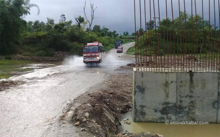 ठेकेदारको मनलाग्दीः पोहोरै बन्नुपर्ने पुलको पिल्लर पनि उठेन