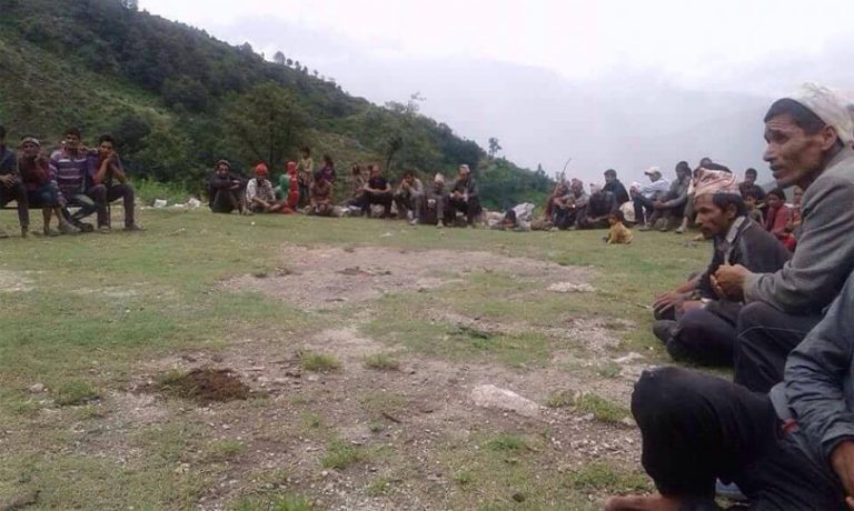 सान्नी त्रिवेणीमा जनतासँग जनप्रतिनिधि !