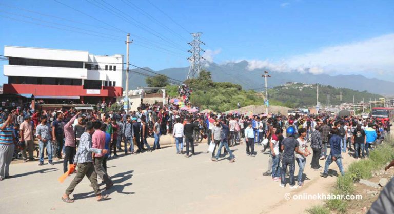 लाइसेन्स वितरण रोकेको भन्दै एकान्तकुनामा प्रदर्शन