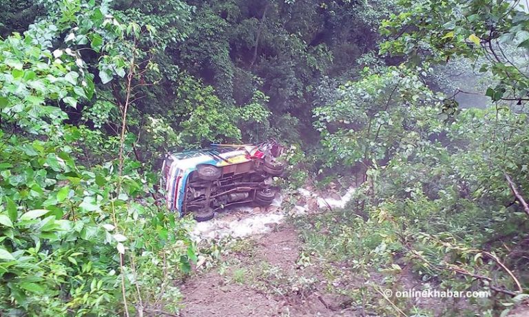 सल्यान र दाङको सिमानामा पहिरोले बस बगायो, एक जनाको मृत्यु