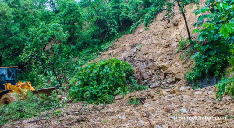 दाउन्नेमा पहिरो, यातायात सेवा अवरुद्ध