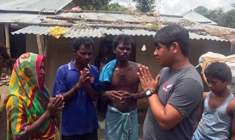 कोशीमा बगाइएका बालकको परिवारलाई दिपेशले दिए २० हजार