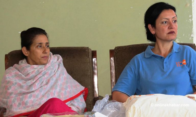 रौतहटमा राहत बाँड्दै बलिउड अभिनेत्री मनिषा कोइराला