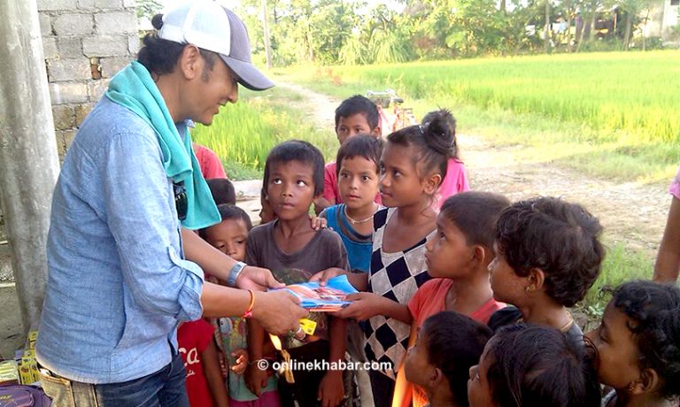 बाढी पीडितको घाउमा मल्हम लगाउँदै गायक मिलन लामा