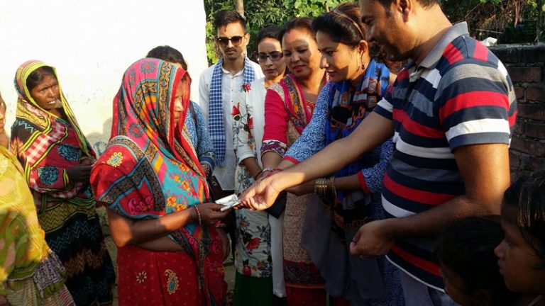 दर खाने रकम कटाएर पीकेका छात्राले बाँडे बाढीपीडितलाई राहत