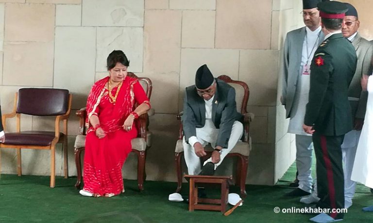 जुत्ताको तुनाले देउवालाई सकस !