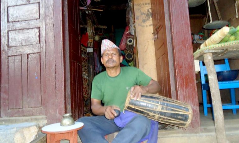 ७१ वर्षको उमेरमा मादल बनाएर २ लाख आम्दानी