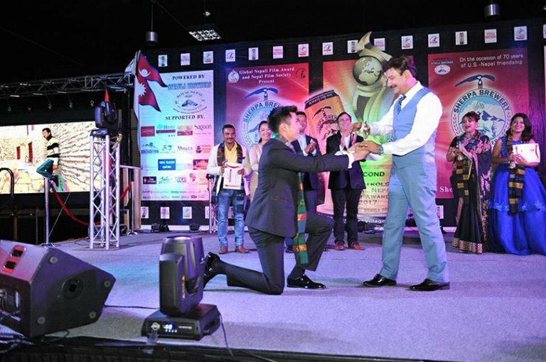 बाबुको हातबाट अवार्ड थाप्दा अनमोलको यस्तो शैली…