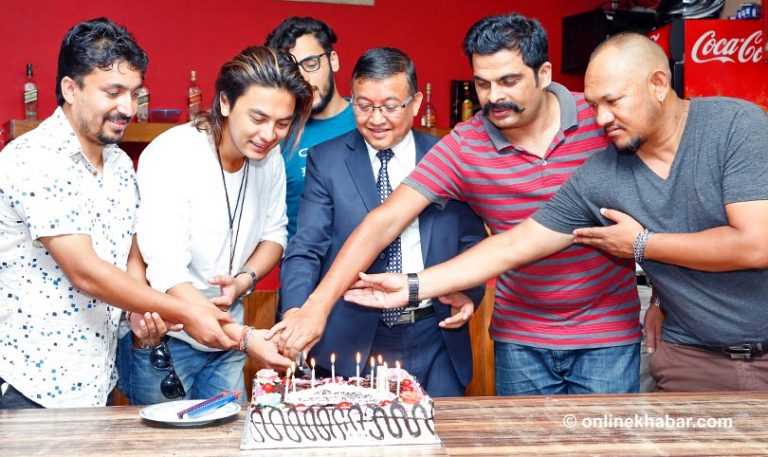 ‘आइ लभ यू’, एक करोड पटक हेरिएपछि केक काटेर सेलिव्रेशन