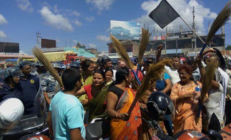 जनकपुरमा एमाले कार्यकर्ता भेलामा राजपा कार्यकर्ताद्वारा ढुंगा प्रहार