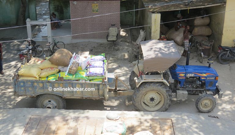 रौतहटमा ब्यापारीको अवैध धन्दा: नेपाली बोरामा भारतीय चामल बिक्री !