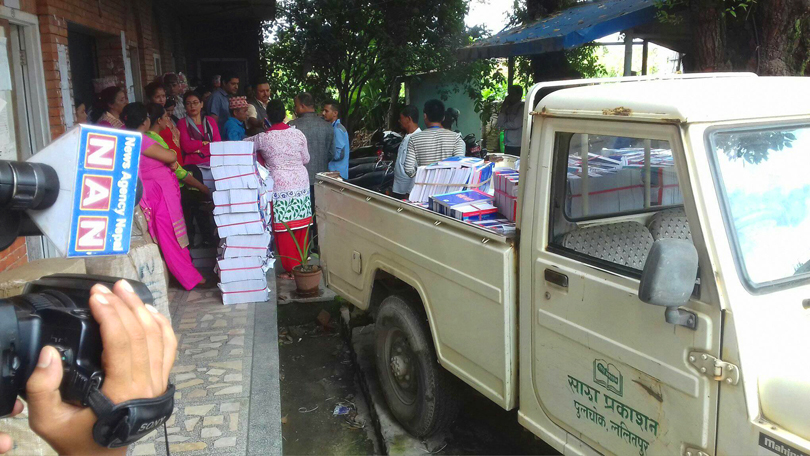 साझामा शर्माको अवैध धन्दाः पुरानो किताबको कभर फेर्दै मूल्य बढाउँदै