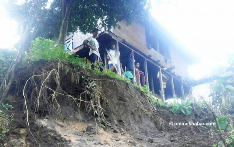 ताप्लेजुङका विभिन्न स्थानमा पहिरो