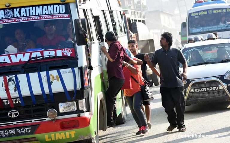 यातायात व्यवसायीलाई झट्का, गाडीधनीले मानेनन् ‘क्यु फ्री’