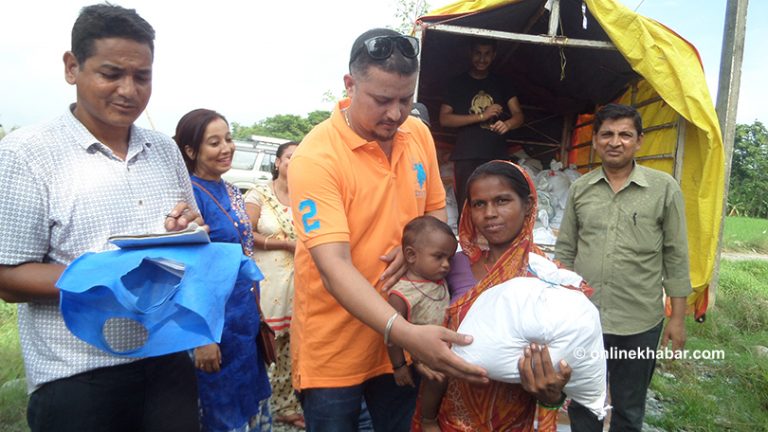 मोरङका बाढी पीडितलार्इ एनअारएन डेनमार्कको राहत