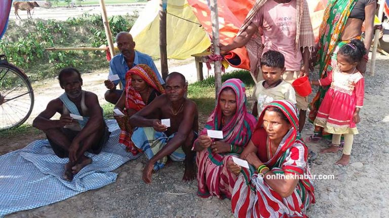 बाढीपीडित उम्मेदवार भन्छन्- प्रहरीले धम्क्याउँदैछ, हामी कहाँ जाने ?