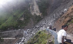 पहिरोले कर्णाली राजमार्ग अवरुद्ध   