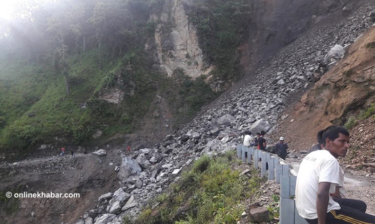 पहिरोका कारण कर्णाली राजमार्ग अवरुद्ध