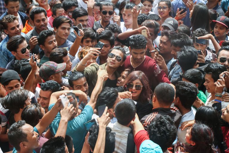 हलमा पुगेका पल र आँचलसँग दर्शकको सेल्फी क्रेज