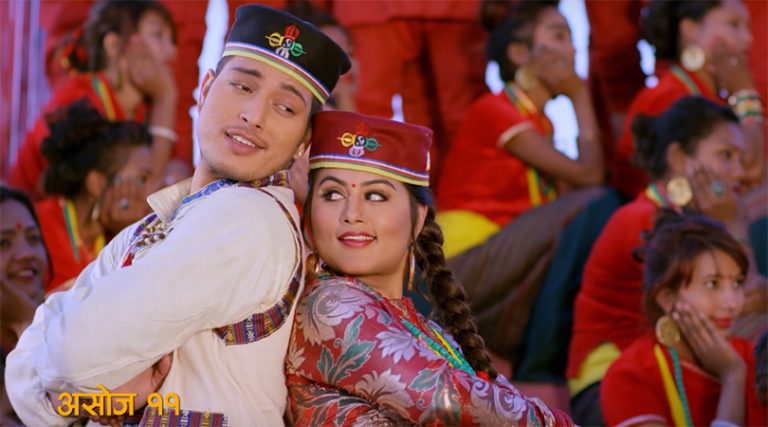 ‘मंगलम’ गीतः रेलको झ्यालमा समाएर भाग्ने कुरा गर्दै शिल्पा र पुष्पल’