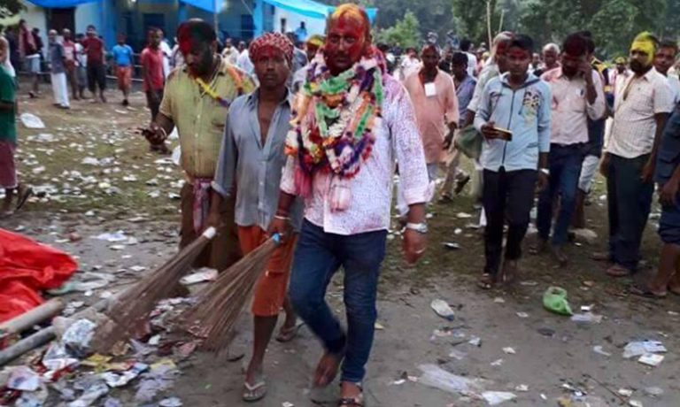 चुनाव जितेलगतै झाडू बोकेर सफाइमा जुटे गाउँपालिका अध्यक्ष