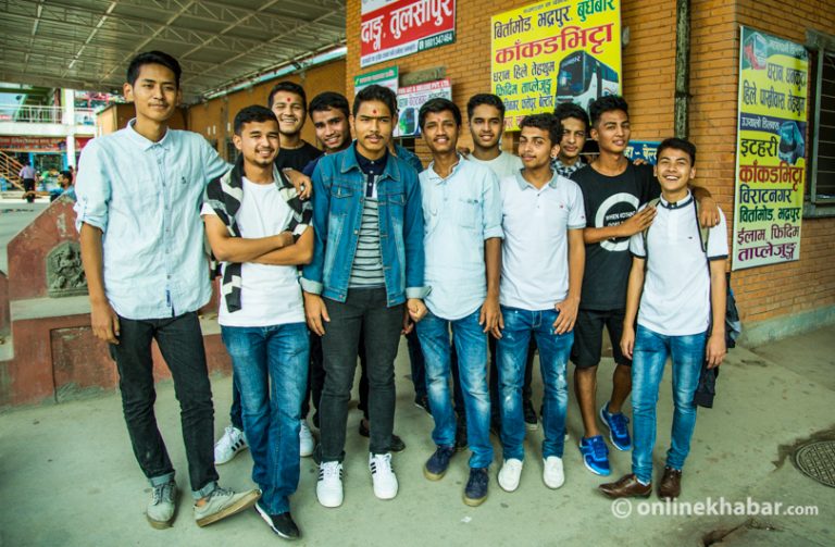 दशैंको टिकट नपाएका यात्रु भन्छन्-गाडीवालाको दादागिरी भो, सरकारले साझा बस पठाओस्