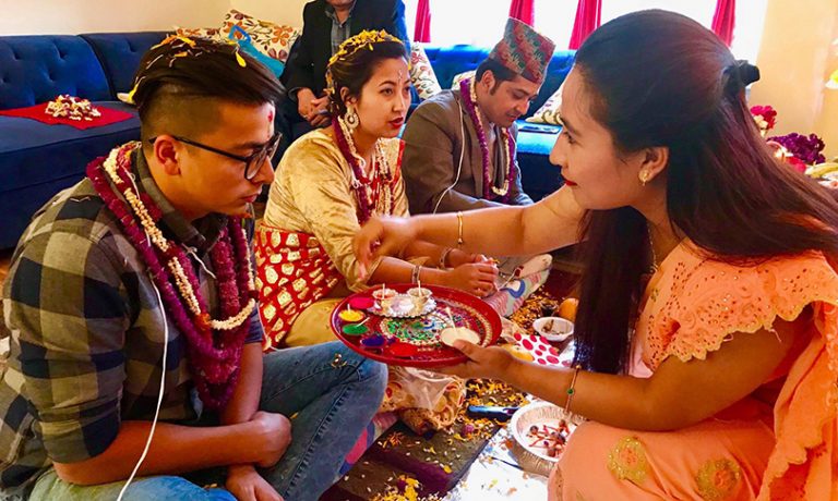 अमेरिकामा नेपालीले देउसीभैलो खेल्दै भाइटीका यसरी मनाए (तस्वीरसहित)