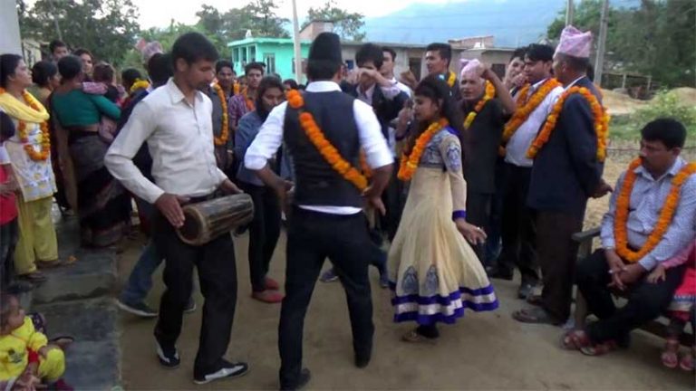 झापामा विगतमा झैं गुञ्जिएन देउसी-भैलो