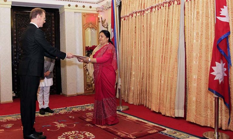 फेरिँदैछ माओवादीलाई हेर्ने युरोपको नजर, प्रचण्डले पाउलान् त नोबेल पुरस्कार ?