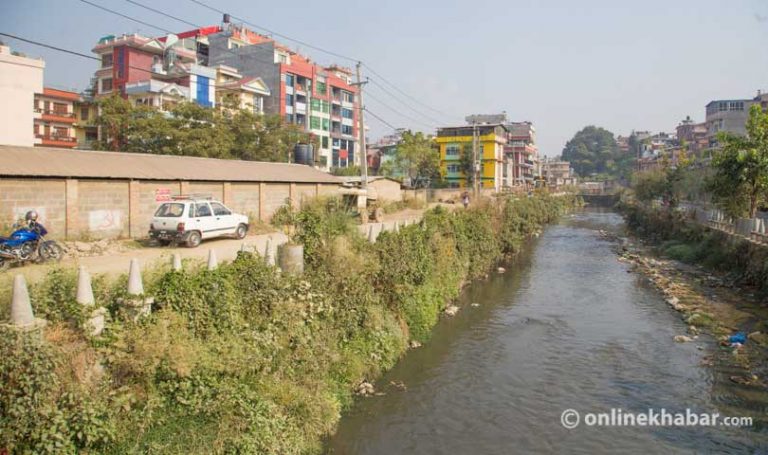 धोबीखोलामा एक महिलाले हाम फालिन्, खोजी जारी