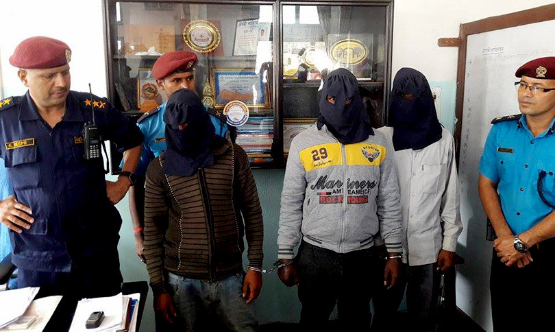 म्यादीमा भर्ना गराइदिन्छु भन्दै रकम असुल्ने तीन जना पक्राउ